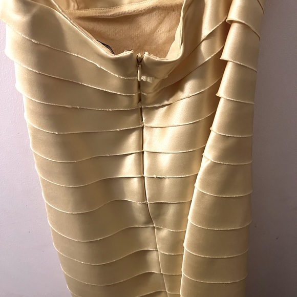 BCBGMaxazria Yellow Woven Tiered Satin Halter Dress - SZ 6 Y2K & NWOT - Picture 5 of 6